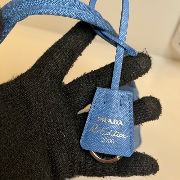🎀 Prada
Re-Edition 2000 mini bag - Picture 10 of 17